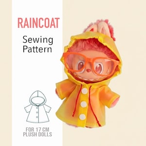 Può includere: Una bambola di peluche con un impermeabile giallo e occhiali arancioni. L'impermeabile ha tre bottoni bianchi e un cordoncino rosso. Il testo sull'immagine recita "RAINCOAT Sewing Pattern" e "FOR 17 CM PLUSH DOLLS".