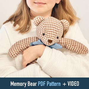 Puede incluir: Un oso de peluche a cuadros marrones y blancos con una pajarita azul. El oso es sostenido por alguien que lleva un suéter blanco. El texto "Memory Bear PDF Pattern + VIDEO" está en la parte inferior de la imagen.