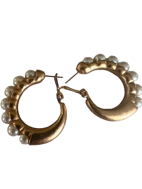 Monet Earrings.  Vintage faux pearls.  matte gold 