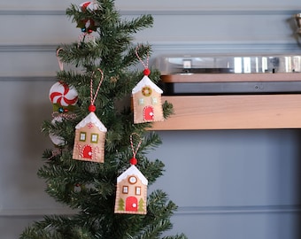 Op maat gemaakte vilten kerstversieringen voor peperkoekhuis. Gepersonaliseerde kerstbedankje.
