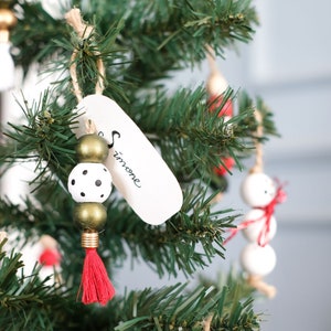 Décorations de Noël en perles de bois avec étiquettes personnalisées, porte-cartes, ronds de serviette ou décoration de cadeau. Cadeau de Noël personnalisé.