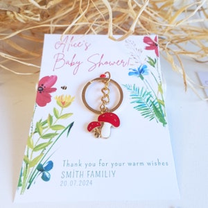 Personalisierte Karte mit Pilz Schlüsselanhänger aus Holz, Geschenk zur Geburt, Babyshower Party oder Taufe. Kindergarten-Förderung.