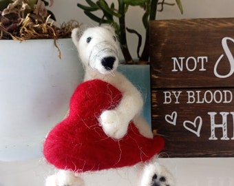 Needle felt polar bear in love, cutom gift,felt Polar bear toy christmas table decor, mothersday gift, Valentines day gift.
