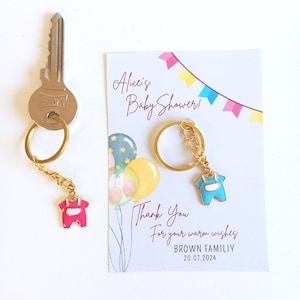 Personalisierter Babyshower Gastgeschenk, Baby Body Schlüsselanhänger mit personalisierter Dankeskarte. Bodysuit Schlüsselanhänger für die Taufe Andenken. Kinderzimmer Geschenk.