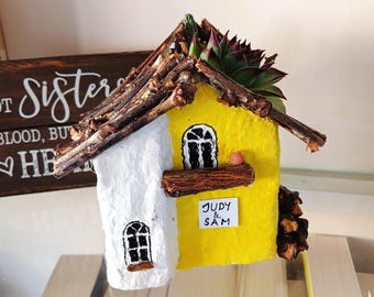 Aangepaste naam mini-huisplanter, sappige pot Fairy Garden Cottage van papierpulp, uniek milieuvriendelijk cadeau. Housewarmingcadeau.
