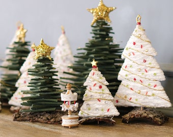 Witte mini-kerstboom op tafel, rustiek Noel-decor, kersttafeldecor, woondecoratie. Op maat gemaakt kerstcadeau. wollen kerstboom.