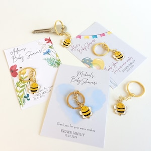 Personalisiertes Babyshower Geschenk, Biene Schlüsselanhänger mit personalisierter Dankeskarte. Biene Schlüsselanhänger für die Taufe Andenken. Kindergarten Branding Werbung.