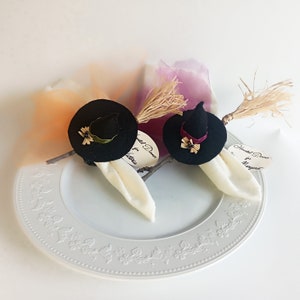 Halloween Serviettenring mit Hexenhut und Besen, Platzkartenhalter nach Ihren Wünschen, Tischdekoration, Gruseliges Geschenk.