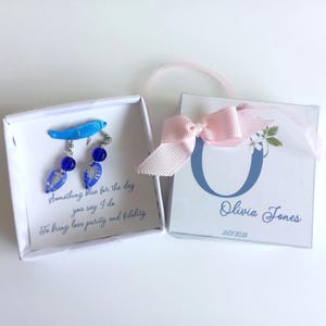 Pendientes de letras iniciales, algo de encanto de boda de cuentas de vidrio azul, regalo personalizado para novia, hija, hermana y mejor amiga. Regalo de pareja