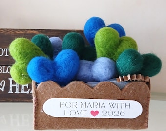 Gepersonaliseerde vilten hartjesset van 12 stuks in een geschenkzakje; Valentijnshartjes van vilt in blauw en groen, perfect als decoratie voor een schaal.