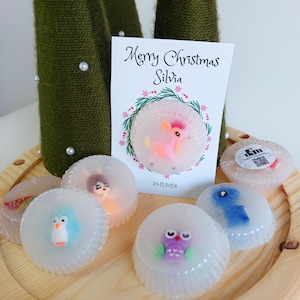 Transparante Surprise Toys-zeep met aangepaste kerstcadeaukaart en kerstsokvuller. Branding-promotie kleuterschool, Noel-gunst.