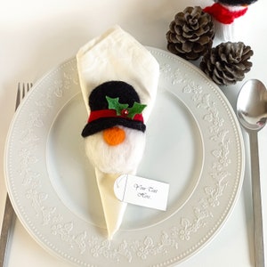 Igłowy filcowy pierścień na serwetki Snowman, uchwyt na karty miejsc. Niestandardowy prezent świąteczny i upominek.