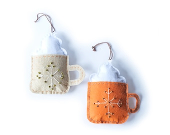 Vilten koffiemokornament, cadeautopper en gepersonaliseerde naamkaartjes. Thanksgiving-cadeau.