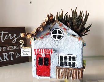Aangepaste naam mini-huisplanter. Fairy Garden Cottage succulente pot gemaakt van gerecycled papier, gepersonaliseerd milieuvriendelijk cadeau, boekenplankdecor