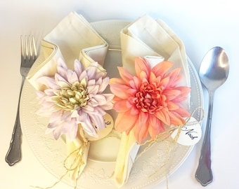 Dahlia bloem tempo kaarthouder, servetring Thanksgiving feestelijk tafeldecor. Een vleugje natuur in het ontwerp van een eettafel. Gepersonaliseerde cadeau.