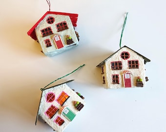 Gepersonaliseerd oplichtend minihuisornament, milieuvriendelijk boekenplankdecor van gerecycled papierpulp, hangend huisje cadeau met aangepast deurbord.
