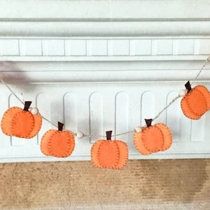 Felt pumpkin garland, Thanksgiving and Halloween party bunting decoration. Custom Thanksgiving gift. Thanksgiving decor. fireplace decor