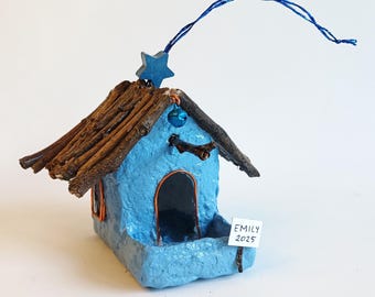 Gepersonaliseerde vogelhuisje papierpulp: rustiek takjesdak, aangepaste naam