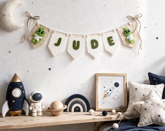 Gepersonaliseerde ruimtethema vilten naambanner met alien; Aangepaste kwekerij slinger.