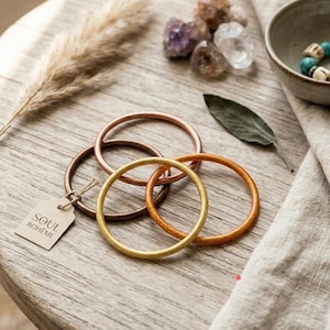 Kleurrijke, flexibele armbanden in boeddhistische stijl.