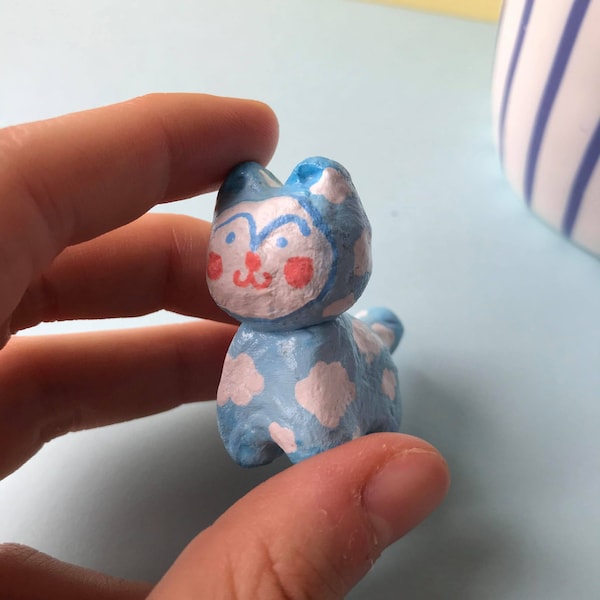 Kitty in pyjamas (cloud) - petite sculpture peinte en papier mâché