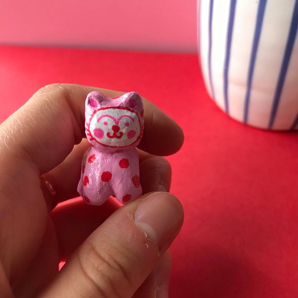 Kitty in pyjamas (dots) - petit chat peint en papier mâché