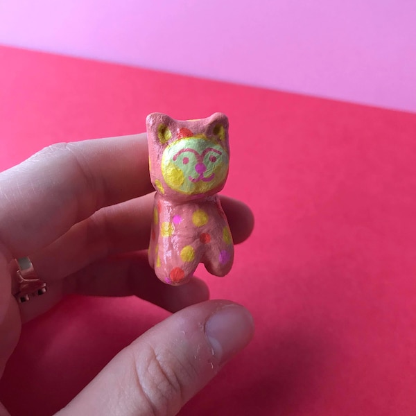 Kitty in pyjamas (dots) - petit chat peint en papier mâché