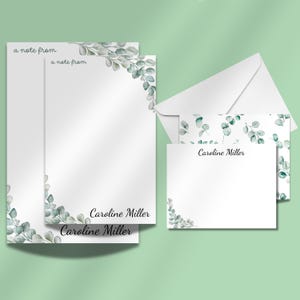 Ensemble de papeterie personnalisée à motif eucalyptus : cartes de correspondance plates et bloc-notes personnalisés pour des cadeaux et l'écriture de tous les jours