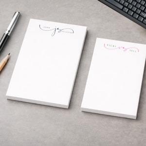 Bloco de notas personalizado com monograma em letra cursiva: Artigos de papelaria personalizados para presente