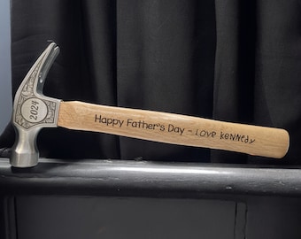 Este Martillo Personalizado es un regalo útil para el Día del Padre o el Cumpleaños de Papá. ¡Pensará en ti o en sus hijos cada vez que lo recoja!