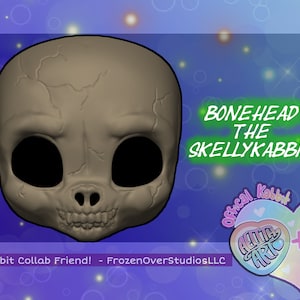 Puede incluir: Una imagen renderizada en 3D de una cabeza de calavera de dibujos animados con una superficie agrietada y grandes ojos negros. El texto "BONE HEAD THE SKELLYKABBIT" está escrito en letras verdes sobre un fondo azul con estrellas blancas.