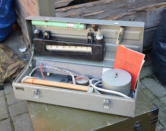Pools PKM-66-apparaat voor het controleren van gasmaskers, vintage verzamelproduct, 1970, militair surplus
