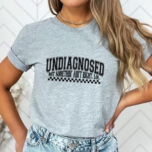 Sudadera Sin diagnosticar pero algo no está bien, Sin diagnosticar pero estoy bastante seguro, Salud mental divertida, Camiseta con refranes divertidos, Top de moda