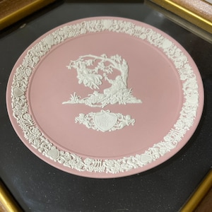 Wedgwood Valentine&#39;s Day 1983 Plate in Wooden Frame