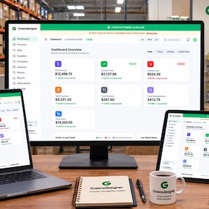 Könnte beinhalten: Ein Desktop-Monitor, ein Laptop, ein Tablet und ein Smartphone zeigen das Greensdesigner-Bestandsverwaltungs-Dashboard. Ein Notizbuch, ein Stift und eine weiße Keramiktasse mit dem Greensdesigner-Logo stehen auf dem Schreibtisch.