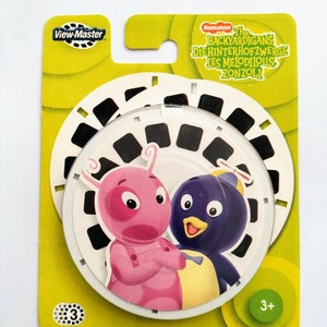 Może przedstawiać: Żółto-zielona szpula View-Master z programem Nickelodeon "The Backyardigans". Szpula ma na przodzie zdjęcie Uniqua i Tyrone'a. Na opakowaniu nadrukowany jest tekst "The Backyardigans, Die Hinterhofzwerge, Les Melodioux, Zonzoli".