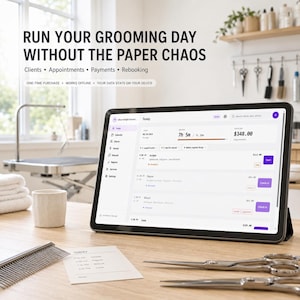 Puede incluir: Una tableta que muestra software de gestión de peluquería con el texto RUN YOUR GROOMING DAY WITHOUT THE PAPER CHAOS. La pantalla muestra un horario diario, nombres de clientes y citas. Un peine y unas tijeras están sobre el escritorio.