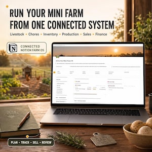 Może przedstawiać: Laptop wyświetlający pulpit nawigacyjny Notion Farm OS z tekstem RUN YOUR MINI FARM FROM ONE CONNECTED SYSTEM. Ekran pokazuje moduły dotyczące inwentarza żywego, zadań, zapasów, produkcji, sprzedaży i finansów. Obok leży notatnik i zawieszka.