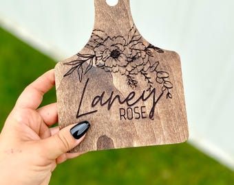 Letrero de madera grabado con forma de vaca para anunciar el nacimiento: Nombre del recién nacido