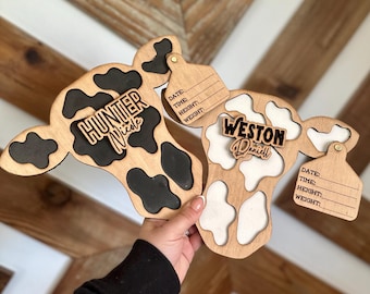 Letrero con estadísticas de nacimiento de vaca: Anuncio de nombre de recién nacido grabado en madera