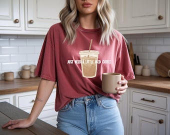 Camiseta Comfort Colors para amantes del café helado: camiseta de algodón teñida en prenda.