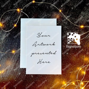 5x7 Cartão Mockup com envelope - Festive Twinkle Lights Flat Lay JPEG fácil Baixar arquivo