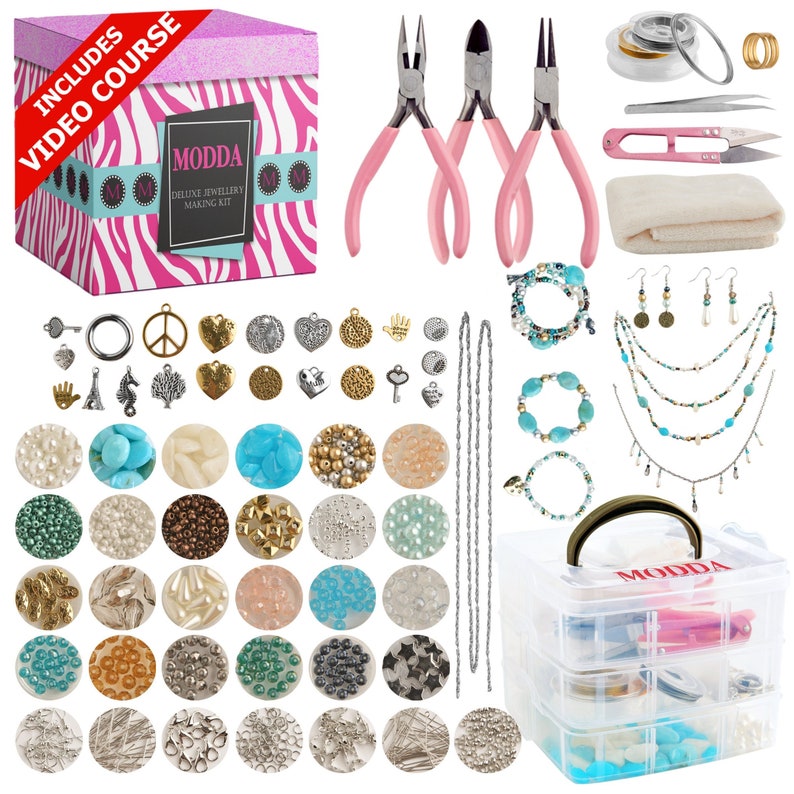 Pu&ograve; includere: Un kit per la creazione di gioielli con una scatola a stampa zebrata, pinze, perline, ciondoli e un contenitore di stoccaggio in plastica trasparente. La scatola dice "MODDA Deluxe Jewellery Making Kit".