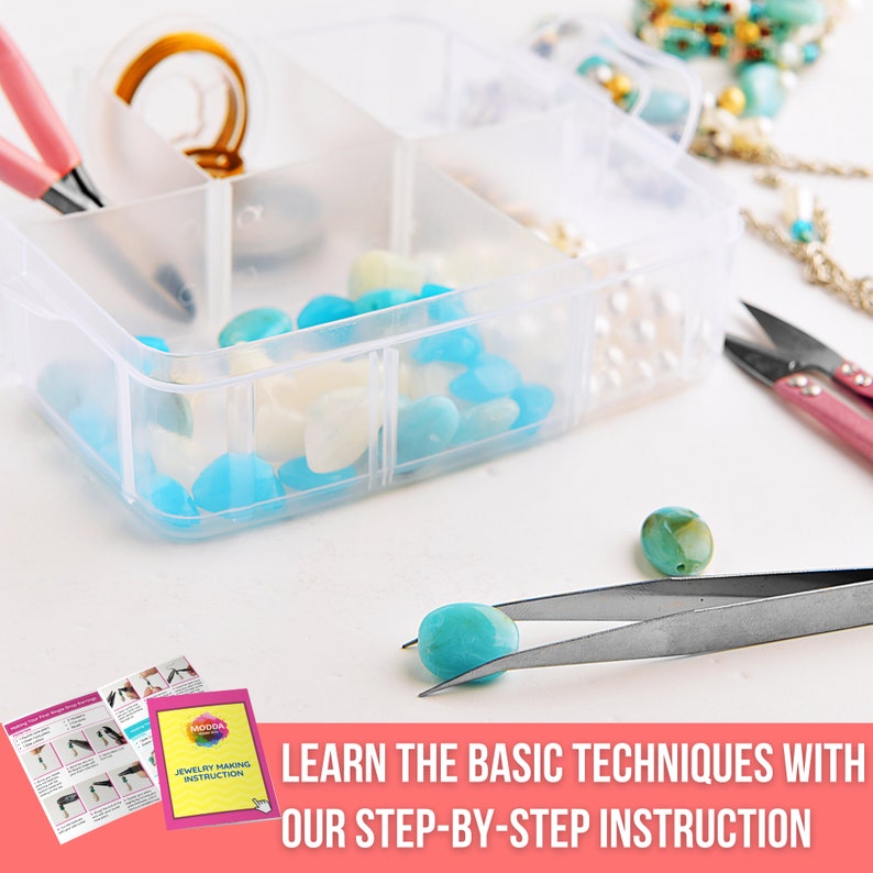 Pu&ograve; includere: Una scatola di contenimento in plastica trasparente piena di pietre turchesi e bianche. Una pinzetta tiene una pietra turchese. Un opuscolo intitolato "Jewelry Making Instruction" &egrave; visibile in primo piano. Impara le tecniche di base con le nostre istruzioni passo dopo passo.