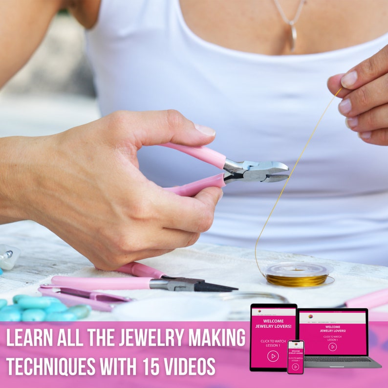 Pu&ograve; includere: Una persona sta usando delle pinze per lavorare con un filo d'oro. Ci sono perline e altri materiali per la creazione di gioielli sul tavolo. L'immagine include due dispositivi digitali con il testo "Benvenuti agli amanti dei gioielli!" e "Clicca per guardare la lezione 1."