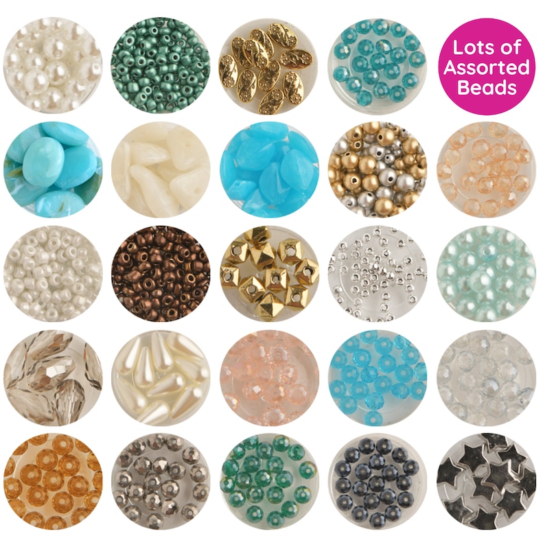 Pu&ograve; includere: Assortimento di perline di vari colori, forme e dimensioni. Le perline sono esposte in piccoli contenitori rotondi. Lots of Assorted Beads.