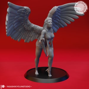 Op de afbeelding: Een grijs 3D-geprint beeldje van een engel met wijd uitgespreide vleugels. De engel draagt een vloeiende kleding en heeft een serieuze uitdrukking op haar gezicht.