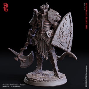 Peut inclure: Une figurine miniature détaillée d'un paladin, peinte en gris foncé, tenant une grande hache et un bouclier avec un symbole de pentagramme. La figurine porte une armure avec une queue de serpent et a des cornes sur la tête. La figurine est debout sur une base circulaire.