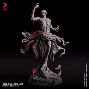 Puede incluir: Una miniatura impresa en 3D de color gris de una figura esquelética con una venda en los ojos, envuelta en una tela fluida, de pie sobre una base con rollos. La figura está en pose con los brazos levantados, y la tela parece ondear al viento. La miniatura se titula "Eliot, Icon of the Void" y se describe como "Medium - 25 mm base".