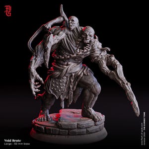 Può includere: Una miniatura grigia e dettagliata di una creatura mostruosa con due teste e una grande lama seghettata. La creatura è in piedi su una base di pietra. La miniatura è etichettata "Void Brute" e "Large - 50 mm base".